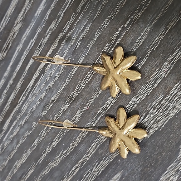 Kaiya flower statement earrings - Picture 2 of 3